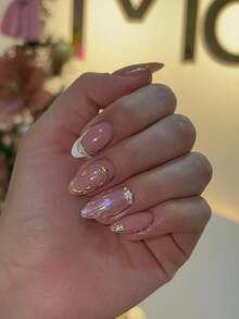 10片手工制作杏仁形极光粉色波浪法式美甲贴片。采用手工法式设计，3D贝壳波浪纹理，手绘白色法式风格，饰以金色线条和白色樱花。优雅浪漫简约的按压式美甲贴片，奢华性感又时尚。适合日常佩戴、约会、演出和轻度商务场合。是送给女士和女孩的理想礼物。 - 彩色 - 查看 10