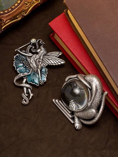 دبوس جميل بتصميم جنية عتيق ونمر، مصنوع يدويًا باللون الفضي البالي، حرفية رائعة تُظهر أناقة خيالية رجعية، مناسب للمناسبات الرسمية والأزياء الفريدة ومعارض الفن لالتقاط أجواء قصة خيالية عتيقة بسهولة.