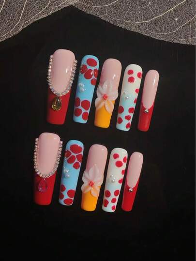 Bộ 10 móng giả thủ công, móng dán, kiểu dáng retro ngọt ngào cá tính với gam màu chủ đạo là đỏ, cam, xanh dương và hồng nude, kết hợp với kiểu Pháp, chấm bi và họa tiết 3D, pha trộn giữa phong cách cổ điển và hiện đại. Bảng màu tổng thể đậm và phong phú. Có 3 kích cỡ để lựa chọn, có thể tái sử dụng, kèm theo bộ dụng cụ, phù hợp cho các bạn gái/phụ nữ, diễn viên, biểu diễn sân khấu, lễ hội, tiệc tùng, khiêu vũ, đám cưới và sử dụng hàng ngày.