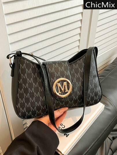 时尚新款全身印花现代风格手提包，经典百搭的五金装饰搭扣设计，女士单肩腋下包，适合购物、携带钱包、年轻女性、大学生、职场新人及白领人士。非常适合办公室、大学、工作、商务、通勤、户外活动、旅行和郊游等场合。