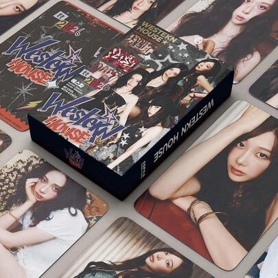 55张K-Pop Aespa Season's Greetings“西部小屋”主题小卡，收录了女团成员Karina、Winter、Giselle和Ningning的团体照。这些热门K-Entretainment周边产品以高清照片展现了强烈的氛围感，非常适合粉丝收藏、装饰或用于追星打卡，也是馈赠其他粉丝的绝佳选择。