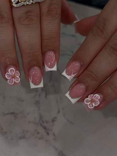 24片装短款中长款法式白色假指甲，3D立体装饰花朵方形美甲套装，包含1张粘性贴片和1个迷你指甲锉，适合日常佩戴。