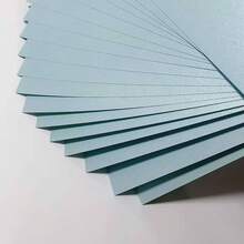 Pacote com 15 folhas de cartolina azul-clara perolada dupla face, papel artesanal multiuso, papel decorativo, tamanho A4 (29,7 x 21 cm), 250 g/m², ideal para recortar e fazer cartões, decorações para o Halloween, Natal e festas. - 15 folhas de papel perolado azul claro - Ver 10