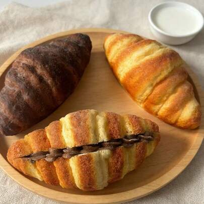 1pc 2026 Realistic Croissant Bread Model, Soft & Slow Rebound Fake Food Decor Prop - Birthday Gift - Easter Gift - Ideal Gift