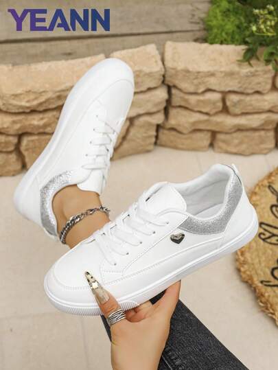 女士新款波西米亚风时尚休闲学院风户外平底白色运动鞋，饰有爱心和亮片，尺码 35-43，注意：尺码偏小，建议选购大一码。
