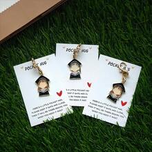 这款精美的吊坠和卡片套装非常适合毕业、生日、婚礼、情人节、复活节、母亲节和父亲节等场合。可爱的毕业钥匙扣配有毕业帽和毕业袍，还有一个口袋抱枕。 - 彩色 - 查看 4