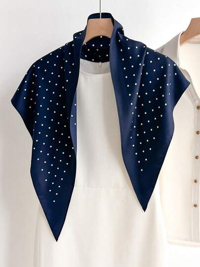 1条2026春季新款仿丝波点三角围巾，轻盈百搭的印花装饰围巾，适合户外活动、骑行、摄影、约会、旅行等场合。