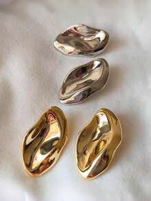 A Pair Of Unique, Exaggerated, Irregular Golden Oval Earrings - Irregular Oval Earrings - View 4