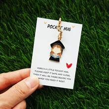 这款精美的吊坠和卡片套装非常适合毕业、生日、婚礼、情人节、复活节、母亲节和父亲节等场合。可爱的毕业钥匙扣配有毕业帽和毕业袍，还有一个口袋抱枕。 - 彩色 - 查看 5