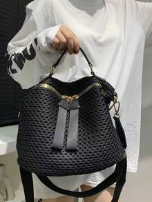 这款时尚简约的女士单肩包采用拉链设计，方便日常休闲使用。肩带可拆卸，也可斜挎。这款时尚的日常手提包适合日常使用、参加聚会、通勤上班，也是特殊场合的贴心时尚礼物。 - 黑色 - 查看 6