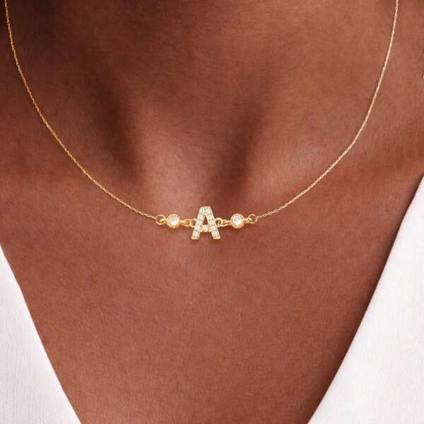 1 pieza Collar con colgante redondo de cristal artificial con inicial simple, cadena de acero inoxidable dorado para mujeres