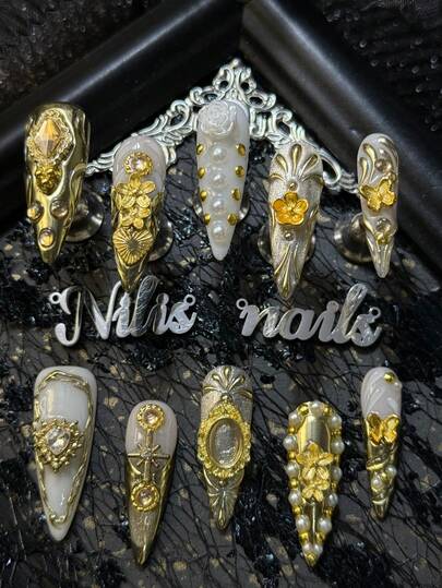 10件套尖头亚克力美甲套装，金色美甲，金色法式美甲，银色猫眼美甲，金色手绘花卉图案、卷草图案及其他几何图案，3D白色玫瑰花瓣、金属花朵、金属蝴蝶、多颗白色珍珠和心形钻石
