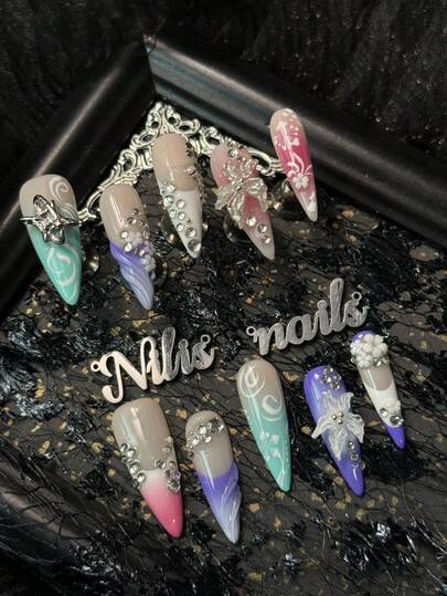 10 piezas Kit de uñas acrílicas de tacón aguja, uñas azules, uñas francesas azules y blancas, degradado rosa y morado, líneas irregulares y estampados de flores pintados a mano, flores de resina 3D y estrellas de metal y pequeños diamantes múltiples y pétalos blancos y otros accesorios de uñas, estilo soñador de hielo y nieve, set de arte de uñas estilo Y2K, muy adecuado para que las mujeres y las niñas asistan a fiestas temáticas, ceremonias, festivales y uso diario (incluye: equipado con 1 lima de uñas mini y 1 etiqueta adhesiva de doble cara).