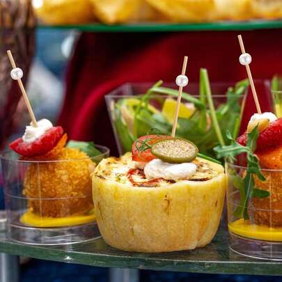 10/50/100 piezas Tenedores de bambú con cuentas blancas, pinchos premium para cócteles, decoración de mesa de postres para bodas y fiestas, adecuados para aperitivos de té de la tarde