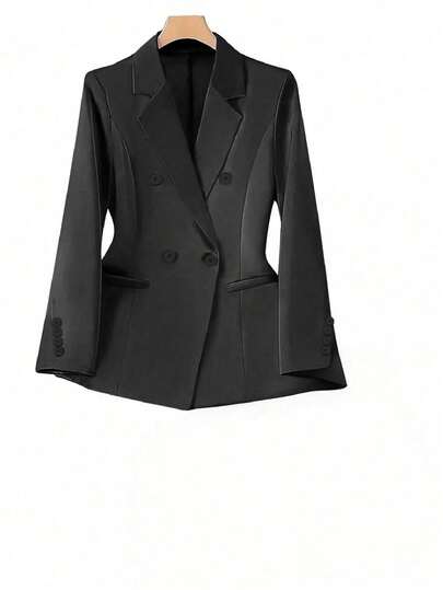 Áo blazer cỡ lớn, màu trơn, cài khuy đôi, thiết kế tối giản.