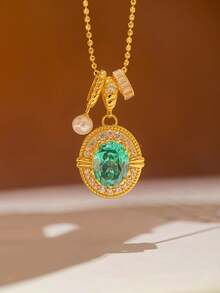 1 chiếc dây chuyền mặt dây hình bầu dục với điểm nhấn là viên ngọc trai nhỏ. - Kim cương xanh - Xem 5