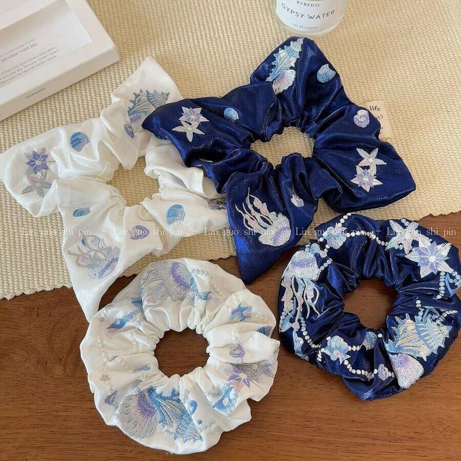 フランスの軽い贅沢、高級感、重厚な刺繍スクエアスカーフ、大腸ヘアバンド、夏用ローポニーテールヘッドバンド、特大スクエアヘッドバンド、ヘアバンド、高級光沢のあるオーシャン刺繍大腸ヘアバンド青と白の絶妙なヘアロープかわいい大人の帽子通勤、デート、パーティーに最適なヘアアクセサリーさまざまなスタイルが利用可能、高弾性、髪にダメージを与えません。 誕生日のギフトに最適な小さなギフト日常着の雰囲気のアイテム、高弾性、韓国スタイル、怠惰でリラックスした、軽い贅沢、レトロな甘い女の子スタイル、ホットな女の子スタイル、森の癒し、フレンチエレガンス、ミニマリストのシンプルさ、新鮮で甘い、日本のソフトガール、かわいい活力、絶妙な気質、雰囲気のあるスタイル、高い頭蓋骨の適応、レトロな香港スタイル、カレッジスタイル、絶妙な雰囲気の毎日の通勤、キャンパス/通学、デート、パーティー用の服装/パーティー、結婚式/ブライドメイドのスタイル、休暇/旅行、アフタヌーンティー、職 場/仕事、カジュアルな外出、写真撮影、親友との集まり、ホリデーデコレーション(クリスマス)/お正月、バレンタインデー)、卒業写真スタイリング、通勤シンプルスタイリング春、夏、秋、冬四季ユニバーサル円形、リング、四角形、幾何学的な衣類装飾品>女性用アクセサリー>女性用ヘアアクセサリー>ヘアリング大腸リングプリーツ不規則な韓国語バージョン - 紺色のハンカチ - チェックする 1