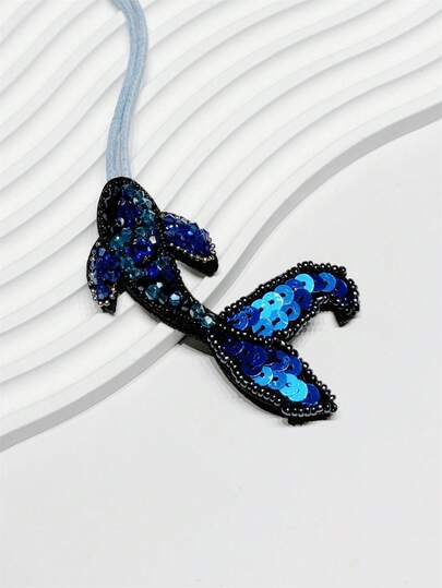 1件合成钻石鱼鲸造型吊坠，可作斜挎包、手提包、腋下包、化妆包、收纳包、车载挂件、钥匙扣、腰带夹、行李牌、包包配件，适合情侣、女友、学生、男女皆宜，可用于办公通勤、日常约会、假日旅行、商务出行，也可作为送给女友、母亲或生日的小礼物。