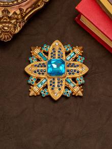 A Vintage Hollow Design Niche Exaggerated Luxurious High-End Jewelry Brooch | The Perfect Accessory For Palace-Style Outfits. The Collision Of Vintage Metal Texture And Noble Medal Feel Easily Becomes The Eye-Catching Highlight Of Evening Galas, Retro Parties, And Art Gatherings, An Essential Luxury Accessory For Those Pursuing A Vintage Elegant Style. - Brooch - View 4