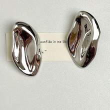 A Pair Of Unique, Exaggerated, Irregular Golden Oval Earrings - Irregular Oval Earrings - View 6