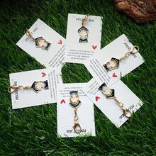 这款精美的吊坠和卡片套装非常适合毕业、生日、婚礼、情人节、复活节、母亲节和父亲节等场合。可爱的毕业钥匙扣配有毕业帽和毕业袍，还有一个口袋抱枕。 - 彩色 - 查看 3