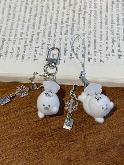 雪花小海豹吊坠 | 亚克力材质，可用于装饰包包、相机和手机壳 | 多功能简约钥匙扣