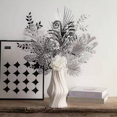 1 Set Silver Leaves & White Flowers Contrast Color Combination, Inherent "Silver Scenery" + High-End Minimalist Feel, Breaking Away From The Sweetness Of Regular Fresh Flowers, Metallic Texture 3D Floral Design Aligns With Nordic Minimalist Luxury Aesthetics. Long-Lasting Cool Luxurious Visual Effect, No Maintenance Required, Suitable For Everyday Home Scenes, Creating A Niche Comfortable Nordic Home Decor Space
