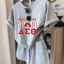 2 Piece Lavender Purple Delta Sigma Theta 1913 Graphic Loungewear Set, Short Sleeve Raglan T-Shirt With Rolled Cuffs + High Waisted Elastic Drawstring Waist Shorts With Side Pockets, Round Sunglass Decor, Casual Soft Breathable Sleepwear & At Home Wear For Daily Leisure - 灰色 - 查看 12