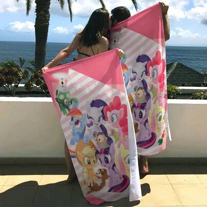 MY LITTLE PONY 1条超大号沙滩巾，印有小马一家图案，采用速干超柔软超细纤维材质，适合泳池、游轮、度假，是夏季游泳、露营和旅行的必备用品。