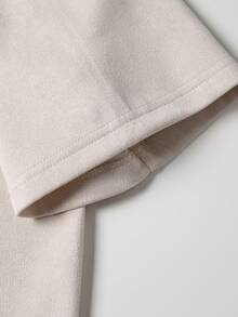 男士深灰色 Polo 衫，亨利领，单扣领设计，舒适合成麂皮面料，厚实耐穿，不起球不变形，休闲风格，适合日常通勤和周末聚会，尽显老钱风范。 - 杏色 - 查看 8