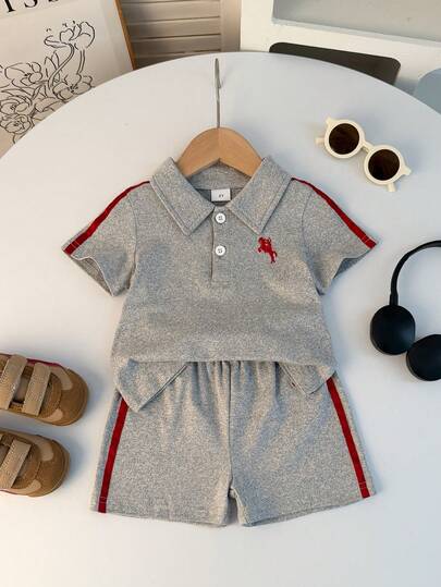 Bộ 2 món cho bé trai sơ sinh/trẻ nhỏ, gồm áo polo tay ngắn và quần short màu trơn kiểu quý ông, trang phục thường ngày thoải mái cho mùa hè, thích hợp cho hoạt động ngoài trời, đi học, đi làm, nghỉ mát, dạo phố.