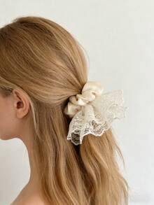 两条饰有缎带的蕾丝网裙摆散发出优雅的法式风情。编织发带搭配精致的花朵发饰，更添点睛之笔。 - 彩色 - 查看 5