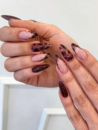 10 Stück handgefertigte kurze französische Kunstnägel, Burgund- und Nude-Rosa-Kombination, dekoriert mit winzigen Strass-Steinen, retro Bernstein-Leoparden-Muster, goldene französische Spitzen, mandelförmig, luxuriöser eleganter Stil, geeignet für den täglichen Gebrauch, abnehmbare Nagel-Aufkleber mit Maniküre-Werkzeugsatz, einfach anzubringen und zu entfernen, Premium-Qualität für Frauen & Mädchen