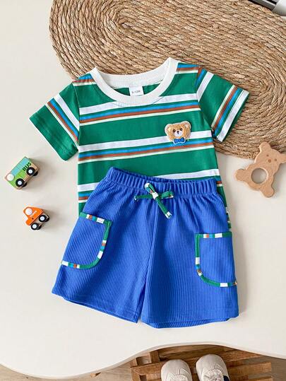 Bộ 2 món cho bé trai: Áo thun cổ tròn kẻ sọc và quần short cạp chun màu xanh dương.