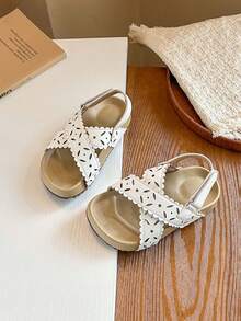 1双女童白色镂空蕾丝交叉凉鞋，软底防滑学生鞋 - 米色 - 查看 5
