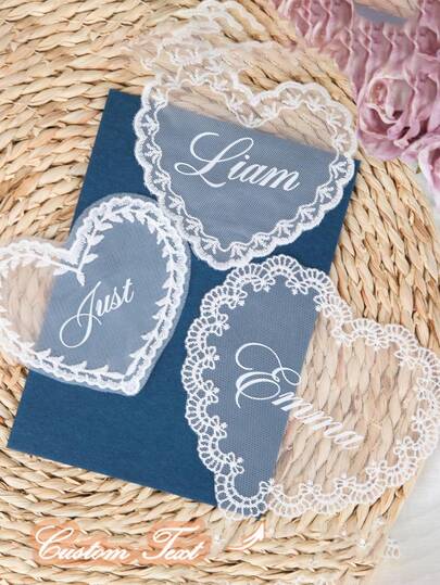 Thẻ bàn ren thiết kế riêng, thẻ tên khách mời cá nhân hóa, thiệp mời hình trái tim bằng ren, đồ trang trí bàn làm việc phong cách lãng mạn cổ điển.