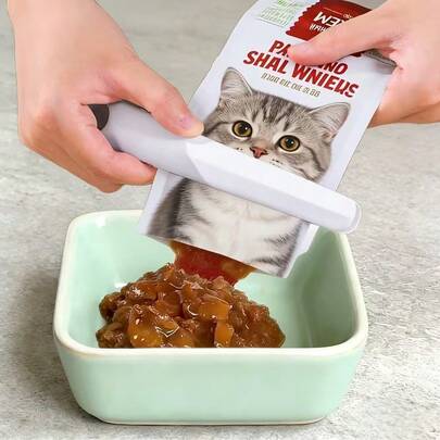 1个磁性挤压器，猫粮喂食挤压器，厨房速溶包装酱料挤压器，磁吸固定防止掉落，轻松挤压不留残渣，适用于猫粮和酱料包。