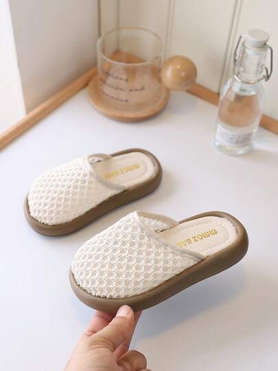 1双时尚百搭女童编织拖鞋，春夏款，幼儿/小童水钻字母软底闭趾拖鞋