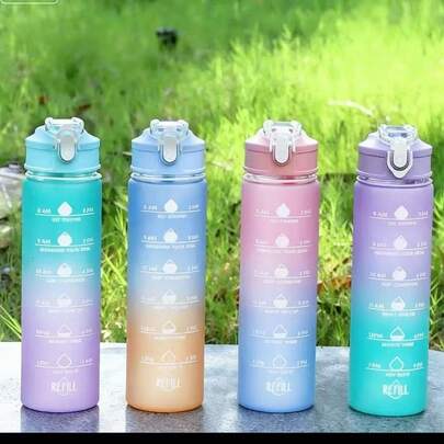 1个900毫升大容量塑料水瓶，PC材质，防刮防碎，密封防漏，适合户外运动、徒步旅行、健身，也是馈赠亲友的佳品。