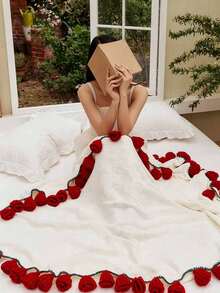 1件优雅玫瑰花卉图案毛毯 - 柔软针织质地，带衬里，粉红/红色花束设计，可机洗，室内/室外两用披肩/毯子，适合露营、野餐、家居装饰 - 送给女性的奢华礼物，情人节、乔迁之喜的完美之选 - 舒适的玫瑰花瓣针织毯，用途广泛，可用于花园装饰和野餐 - 彩色 - 查看 5