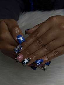 24片Y2K风格长款鸭嘴形蓝色法式尖头美甲贴纸，饰有闪亮3D金属银十字架和镶嵌珠子，中号设计完美贴合，采用优质亚克力材料制成，包含1片果冻胶和1个指甲锉。适合女士和女孩日常使用及派对场合。 - 彩色 - 查看 2