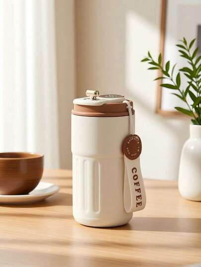 1个460毫升温度显示咖啡杯，不锈钢材质，适用于办公室/汽车，冷热保温，单手操作便捷，按压式开启饮用，防漏锁扣，便携式设计，硅胶防滑底座，静音耐刮，竖条纹杯身设计，握感舒适，轻巧易握，适合通勤、办公、旅行、节日送礼。