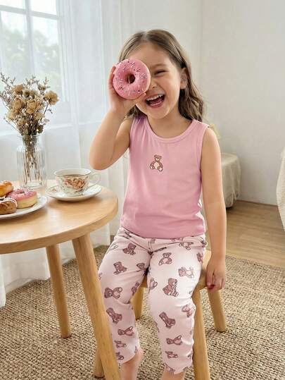 Bộ đồ ngủ hè 2 món cho bé gái, gồm áo hai dây in hình gấu bông hoạt hình dễ thương và quần in hình gấu bông, chất liệu vải mềm mại, thời trang và thoải mái, thích hợp mặc hàng ngày, cuối tuần, họp mặt gia đình và các dịp khác như đồ mặc nhà cho trẻ em.