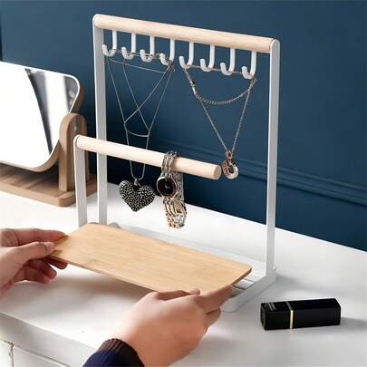 1个首饰盒，白色长方形天鹅绒戒指架，四层设计，带15个项链挂钩和16个耳环孔，无需电源。完美礼物之选：毕业季、夏季、万圣节、情人节。