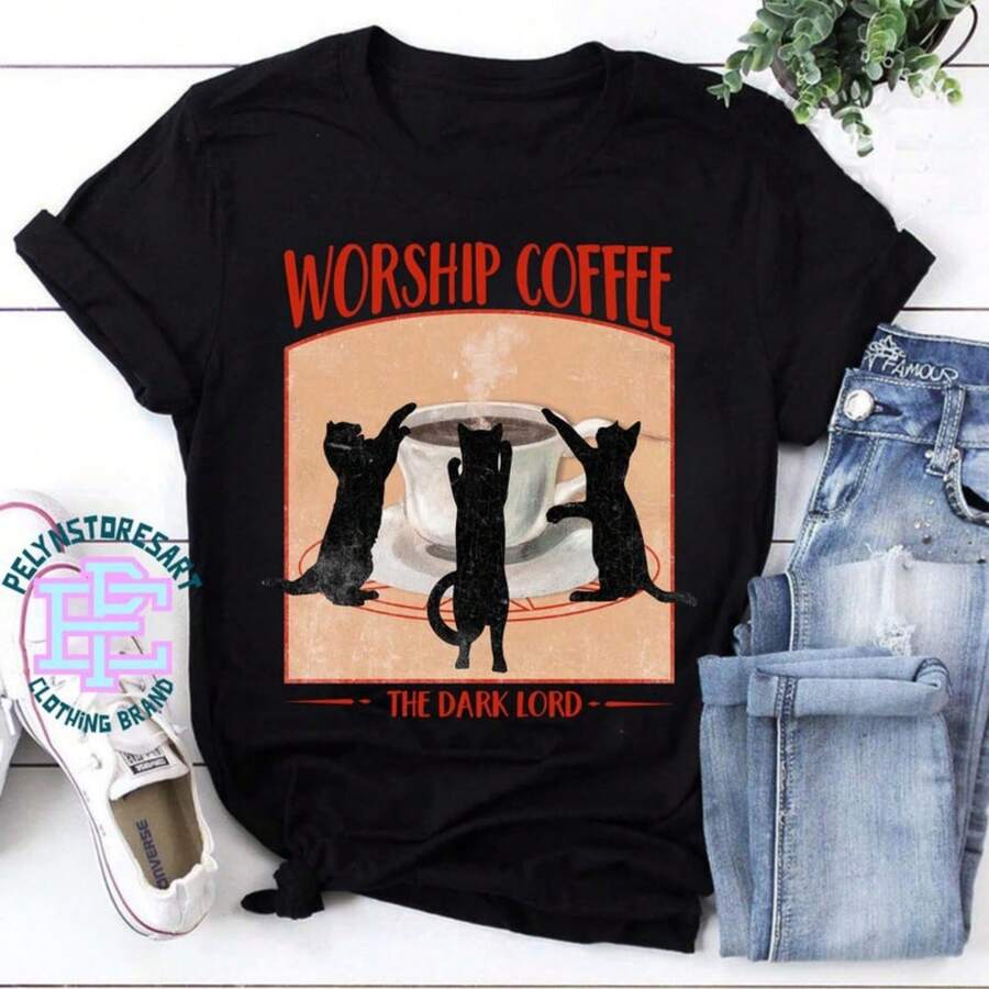 Dark Lord Worship T-Shirt, Coffee Lover T-Shirt, Vintage Witch T-Shirt, Halloween Coffee T-Shirt, Funny Meme T-Shirt, Coffee Addict T-Shirt - 黑色 - 查看 1