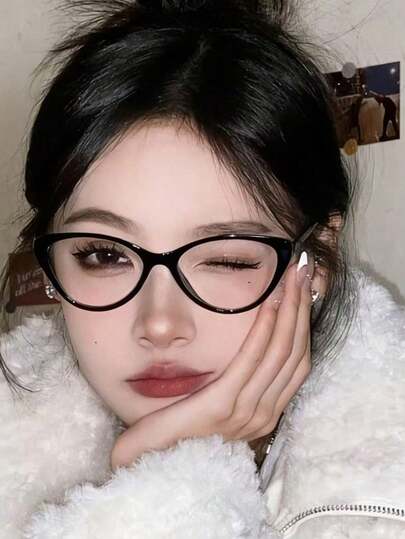 一副猫眼透明眼镜，女士款，经典流行设计，休闲ins风，适合上学、阅读、度假、送礼、办公、街拍、度假穿搭装饰。