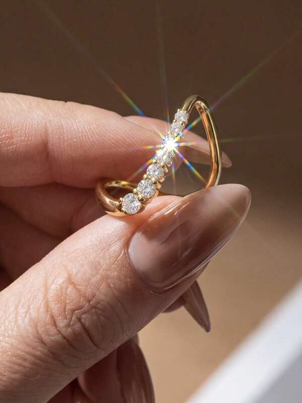 1枚优雅弧形水晶水钻戒指，线条精致，优雅指环配饰