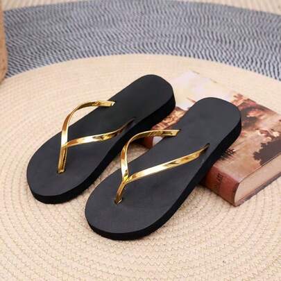 Dép xỏ ngón kim loại bóng bẩy thời thượng năm 2026 dành cho nữ, dép đế bằng phối màu đen và vàng thời trang, đế mềm chống trơn trượt, phù hợp cho học sinh, đi làm hàng ngày, đi nghỉ mát biển, mẫu giày được nhiều cư dân mạng ưa chuộng, dép xỏ ngón giá cả phải chăng và đa năng.