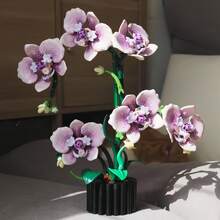 600+块花卉主题积木：DIY拼装积木，可拼成永生花、紫色兰花+花瓶，3D立体拼装玩具，形状多样，色彩丰富。是花卉爱好者和初学者的理想之选。培养耐心，激发多元兴趣。适合办公室装饰、生日礼物和日常馈赠。 - 創意永生花 - 查看 8