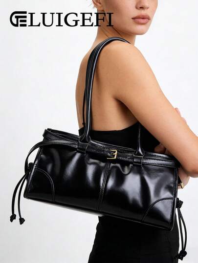 Túi xách Baguette thời trang, cá tính, màu đen làm từ da PU, có khóa cài một quai và thiết kế ghép mảnh. Túi đeo vai nữ này có dây buộc bên hông và hai quai xách, hoàn hảo cho những chuyến mua sắm và các dịp tương tự.